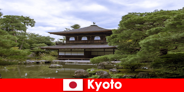 Lojas originais com artesanato antigo para turistas em Kyoto Japão