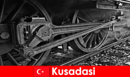 Turistas de hobby visitam o museu ao ar livre de locomotivas antigas em Kusadasi Turquia