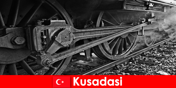 Turistas de hobby visitam o museu ao ar livre de locomotivas antigas em Kusadasi Turquia