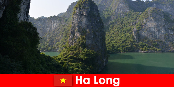 Excursões emocionantes e espeleologia para turistas em Ha Long Vietnam