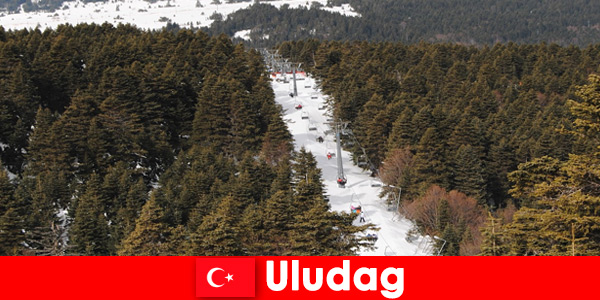 Viagem de férias popular para esquiadores para Uludag Turquia é agora