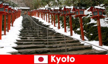 Belas paisagens de inverno em Kyoto Japão para turistas de spa