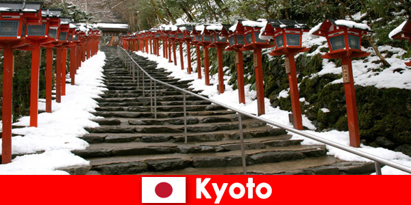 Belas paisagens de inverno em Kyoto Japão para turistas de spa