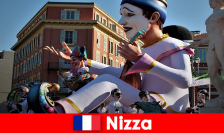 Viagem para carnavalistas com a família ao tradicional desfile de carnaval em Nice França
