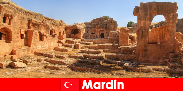Antigos mosteiros e igrejas para tocar para estranhos em Mardin Turquia