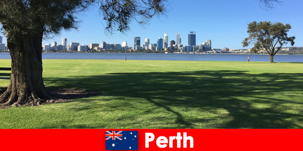 Viagem de aventura com amigos pela paisagem urbana em Perth Austrália