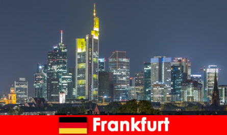 Ruas comerciais populares no centro de Frankfurt na Alemanha para turistas