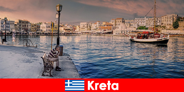 Turistas em Creta Grécia descobrem deliciosas especialidades e estilo de vida