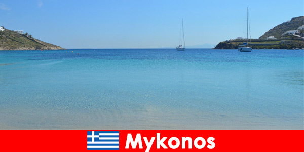 Os turistas adoram o sol e as águas cristalinas em Mykonos Grécia