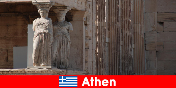 Estátuas de deuses e mitos encantam os turistas em Atenas Grécia