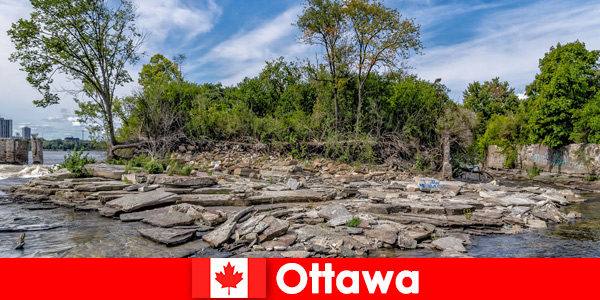 Turistas estrangeiros apreciam a bela paisagem em Ottawa Canadá