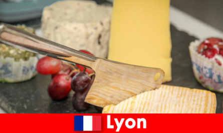 Os turistas desfrutam de delícias culinárias em Lyon França