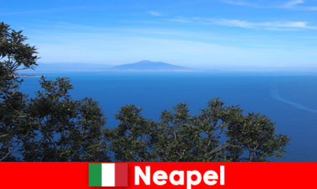 Os estrangeiros adoram a alegria de viver e a hospitalidade de Nápoles Itália