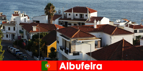 Destino de férias popular na Europa é Albufeira em Portugal para todos os turistas