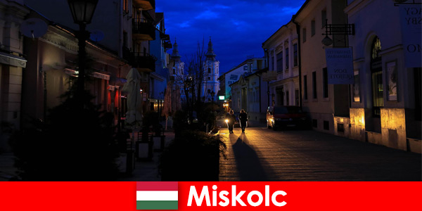 Os turistas estão sempre felizes em vir para Miskolc Hungria