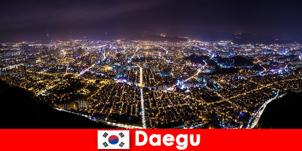 Os estrangeiros adoram o mercado noturno em Daegu, Coreia do Sul, com uma grande variedade de comida