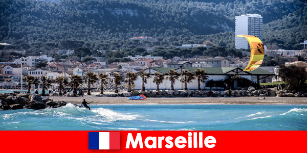 Os despor-tos aquáticos são muito populares na costa mediterrânica em Marselha França
