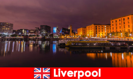 Os turistas exploram receitas originais em Liverpool, na Inglaterra, com um guia da cidade