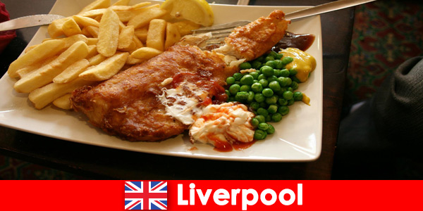 Os turistas jantam tradicional e nacionalmente em Liverpool Inglaterra