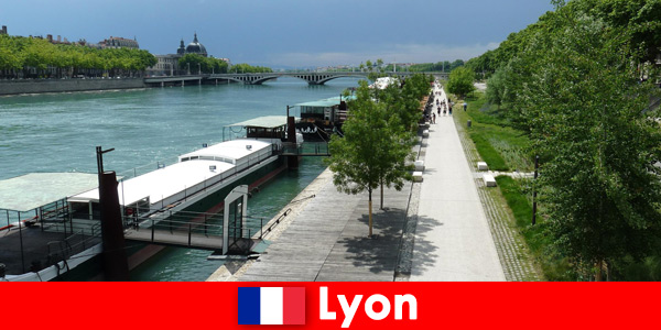 Explorando a cidade de bicicleta na margem do rio em Lyon França