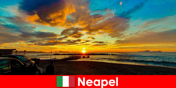 Aproveite os mais belos pores do sol à noite em Nápoles Itália