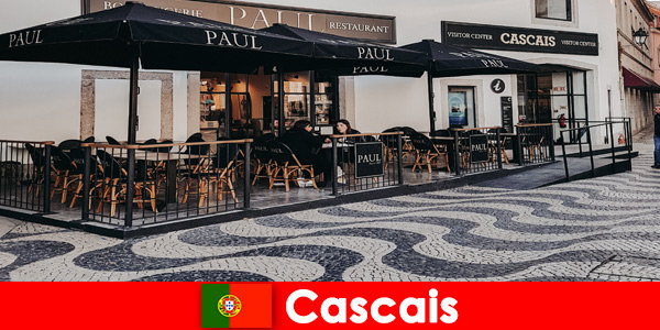 Pequenas lojas em Cascais Portugal convidam-no a comer e beber