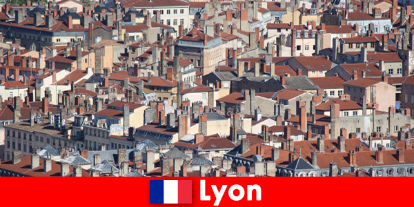Turistas apaixonados são convidados a desfrutar de iguarias regionais em Lyon França