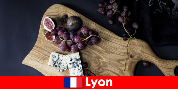 Desfrute de cozinha fresca feita de peixe, queijo, uvas e muito mais em Lyon França