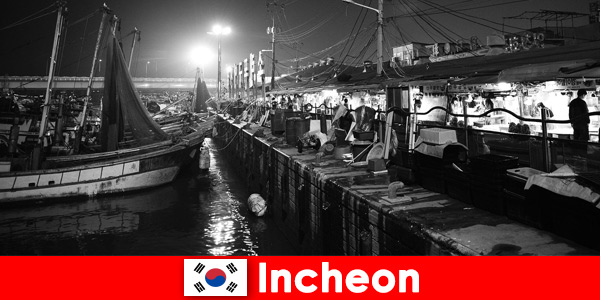 O Mercado Noturno no Por-to de Incheon, Coreia do Sul, oferece autênticos