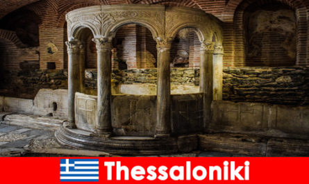 Veranistas em Thessaloniki Grécia visitam as mesquitas, igrejas e mosteiros