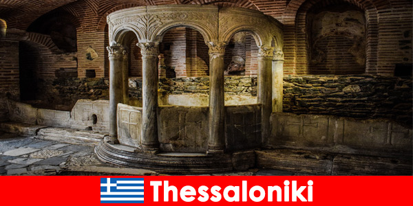 Veranistas em Thessaloniki Grécia visitam as mesquitas, igrejas e mosteiros