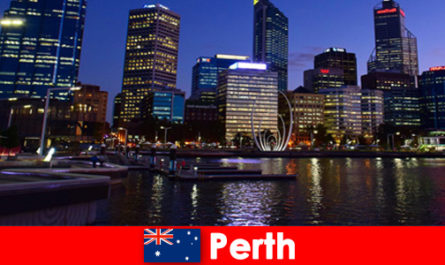 Uma cena cultural e uma vida noturna agitada aguardam os jovens viajantes em Perth, Austrália