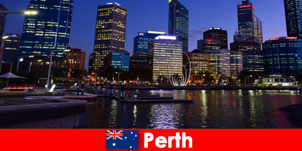 Uma cena cultural e uma vida noturna agitada aguardam os jovens viajantes em Perth, Austrália