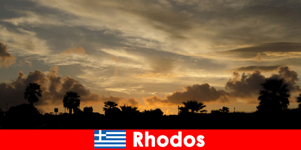 Crepúsculo e temperaturas fantásticas para sonhar em Rodes Grécia