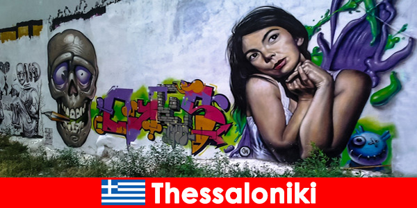 Galerias de rua com graffiti são populares em Thessaloniki Grécia
