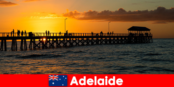 Milhares de turistas visitam a beira-mar em Adelaide Austrália