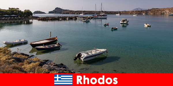 Em Rodes Grécia com barcos para o mar largo