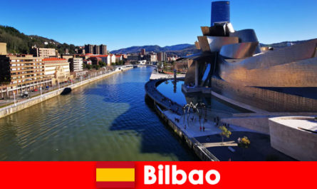 Turistas explorando Bilbao Espanha de bicicleta no verão