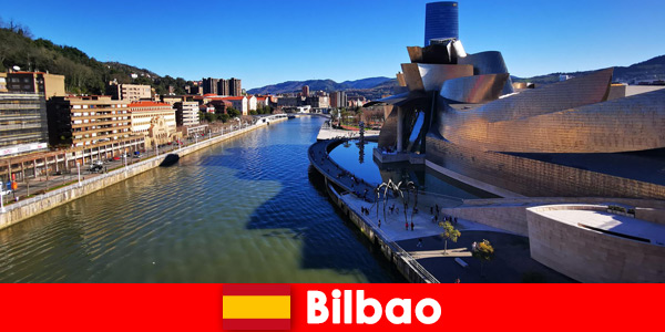 Turistas explorando Bilbao Espanha de bicicleta no verão