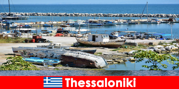 Passeio pelo por-to com vista para o mar para os turistas em Thessaloniki Grécia