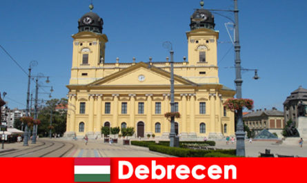 Turistas descobrem arte e história em Debrecen Hungria