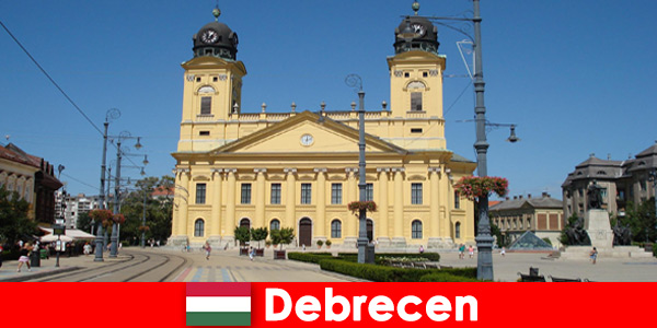 Turistas descobrem arte e história em Debrecen Hungria