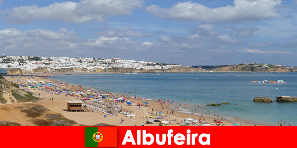 Turistas em Albufeira Portugal experimentam natureza, mar e boa comida