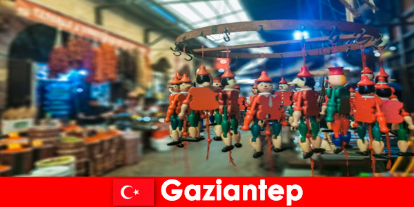 Vendedores de mercado com lembranças artesanais aguardam turistas em Gaziantep Turquia