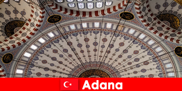 Mesquitas ornamentadas estão abertas a todos os visitantes em Adana Turquia
