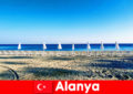 Recomendação desfrutar de férias em Alanya Turquia com crianças nadando na praia