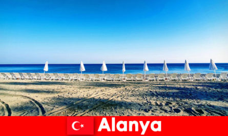 Recomendação desfrutar de férias em Alanya Turquia com crianças nadando na praia