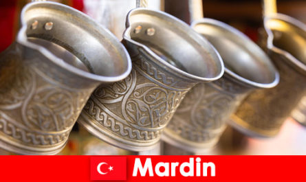 Compras e refeições em mercados orientais em Mardin Turquia