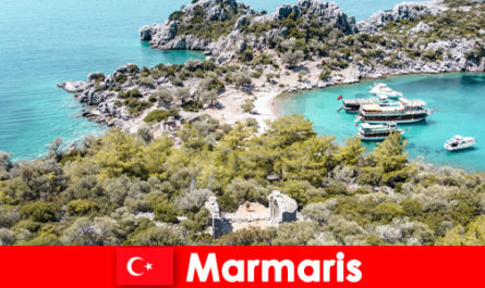 Praia do sol e viagem azul aguardam turistas em Marmaris Turquia