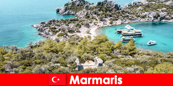 Praia do sol e viagem azul aguardam turistas em Marmaris Turquia